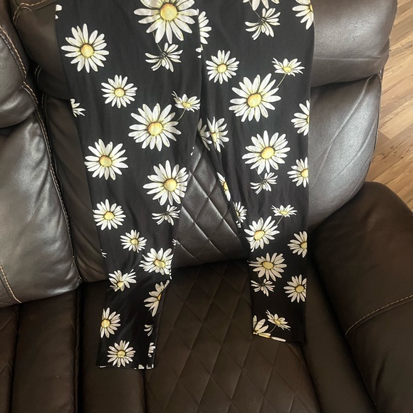 No Boundaries Pants - No Boundaries Black Leggings with Daisy Print